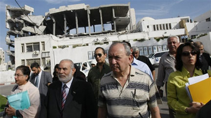 Gaza, 4 juin 2009. Richard Goldstone (c), directeur de la commission d'enquête de l'ONU à Gaza, constate les dégâts provoqués par l'offensive israélienne de janvier.(Photo : Mohammed Abed / AFP)