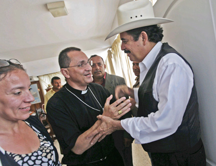 Le président déchu du Honduras, Manuel Zelaya, avec Juan Jose Pineda (C), l'évêque auxiliaire de Tegucigalpa, à l'ambassade du Brésil, le 24 septembre 2009. (Photo : Reuters)
