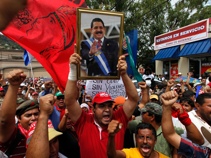 Les partisans du Président évincé Manuel Zelaya manifestent près de l'ambassade du Brésil à Tegucigalpa, le 25 septembre 2009( Photo : Eliana Aponte / Reuters )