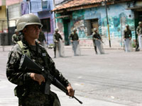 Des soldats gardent l'ambassade du Brésil de Tegucigalpa, le 25 septembre 2009.(Photo : Henry Romero / Reuters)