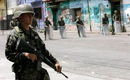 Des soldats gardent l'ambassade du Brésil de Tegucigalpa, le 25 septembre 2009.(Photo : Henry Romero / Reuters)