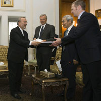 Le ministre iranien des Affaires étrangères, Manouchehr Mottaki  (g) remet ses propositions sur le nucléaire aux ambassadeurs des six pays en charge du dossier à Téhéran le 9 septembre 2009.(Photo : Raheb Homavandi/Reuters)