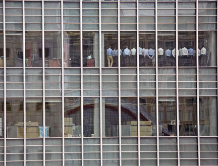 Réunion du personnel de Lehman Brothers, dans le quartier d'affaires de Canary Wharf, à Londres, le 11 septembre 2008, à 4 jours de la faillite. (Photo : Reuters)