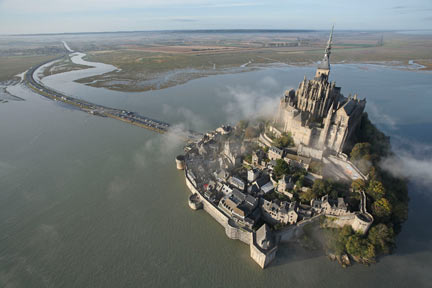 Survol aérien du Mont Saint Michel.
(Photo : Daniel Fondimare)