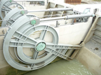 Le mécanisme de vannes du barrage(Photo : Danielle Birck/ RFI)