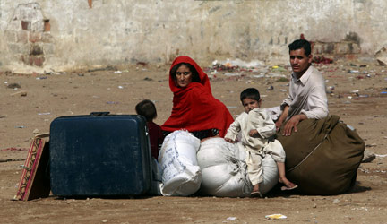 Une famille attend le bus à Karachi pour retourner chez elle dans la vallée de Swat, le 7 septembre 2009.(Photo : Athar Hussain/Reuters)