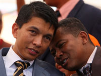 Le président malgache Andry Rajoelina (g) et son Premier ministre, Monja Roindefo (d).(Photo : Alexander Joe / AFP)