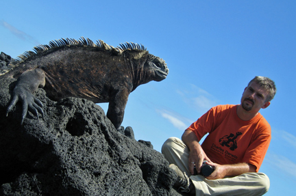 Un iguane de mer et Samuel Martin, vétérinaire et organisateur de l'expédition aux Galapagos. 
(Photo : DR)