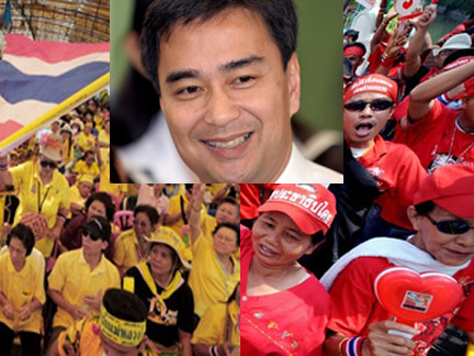 Le Premier ministre Thaïlandais, Abhisit Vejjajiva entre les « chemises rouges » et les « chemises jaunes ». 
( Photo : AFP/Montage RFI) 