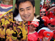 Le Premier ministre Thaïlandais, Abhisit Vejjajiva entre les « chemises rouges » et les « chemises jaunes ». ( Photo : AFP/Montage RFI)