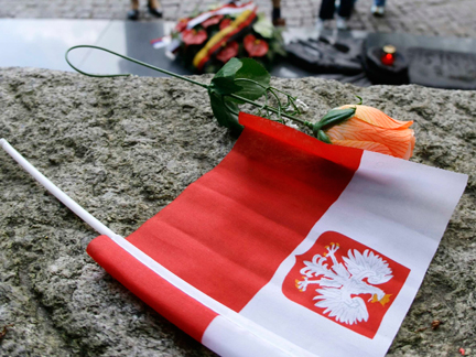 La tombe du major Henryk Sucharski qui a défendu la Pologne pendant les combats de ces premiers jours de la Deuxième guerre mondiale à Westerplatte, près de Gdansk. Le 31 août 2009.( Photo : Peter Andrews / Reuters )