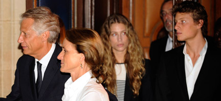 Dominique de Villepin (g), sa femme et leurs deux enfants quittent la salle d'audience du palais de Justice de Paris, le 21 septembre.(Photo : Gonzalo Fuentes / Reuters)
