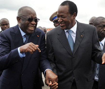 Le président ivoirien, Laurent Gbagbo (g) et le président burkinabé, Blaise Compaoré (d), à l'aéroport de Yamoussoukro, le 15 septembre 2009.(Photo : AFP)
