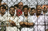 Des prisonniers irakiens dans la prison d'Abou Ghraib en janvier 2006.(Photo: Ali Jasim / AFP)