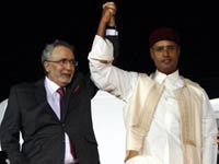 Al-Megrahi (g), accueilli en héros par le fils de Mohamar Khadafi (d) à son arrivée à Tripoli le 20 août 2009.(Photo : AFP)
