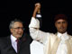 Al-Megrahi (g), accueilli en héros par le fils de Mohamar Khadafi (d) à son arrivée à Tripoli le 20 août 2009.(Photo : AFP)