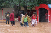 Les habitants de Ouagadougou marchent dans les rues inondées de la ville, le 1er septembre 2009.(Photo : Ahmed Ouoba / AFP)