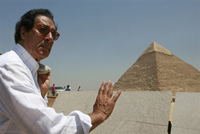 Farouk Hosni, ministre égyptien de la Culture, devant une des grandes pyramides de Giza à la périphérie du Caire, le 11&nbsp;août 2008.(Photo : AFP)