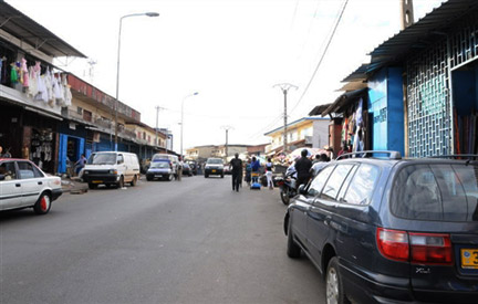 Malgré l'appel de l'opposition, les magasins étaient ouverts à Libreville, le 14 septembre 2009.(Photo : AFP)