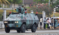 Un char de l’armée patrouille dans les rues de Libreville, après les résultats officiels de l’élection présidentielle, le 3 septembre 2009. (Photo : AFP)