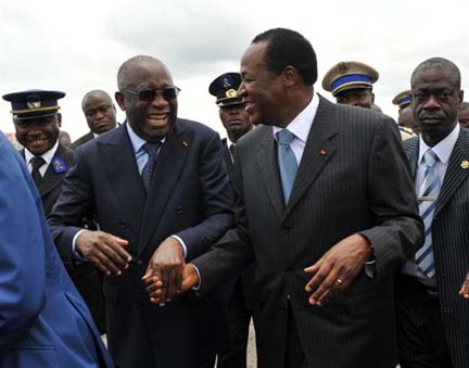 Le président ivoirien Laurent Gbagbo (g) et son homolgue burkinabé Blaise Compaoré (d), le 15 septembre 2009 à Yamoussoukro.(Photo : AFP)