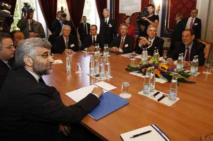Dernière rencontre entre les représentants des 6 pays en charge du dossier du nucléaire iranien ainsi qu'un émissaire iranien, Said Jalili (g), à Genève, le 19 juillet 2008.(Photo : AFP)