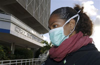 Une jeune femme porte un masque avant de se rendre à une consultation à l’hôpital de Nouméa.(Photo : Marc le Chélard / AFP)