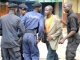 La police guinéenne arrête un manifestant le 28 septembre 2009 devant le stade de Conakry.(Photo : AFP)
