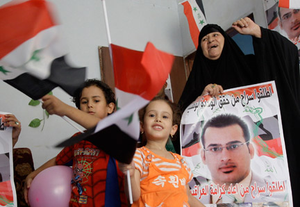 Les proches de Mountazer al-Zaïdi se réjouissent de sa libération, à Bagdad, le 13 septembre 2009.(Photo : Reuters)