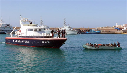 Les immigrés clandestins sont nombreux à débarquer sur l'île italienne de Lampedusa, embarqués sur de simples canots pneumatiques.(Photo : AFP)