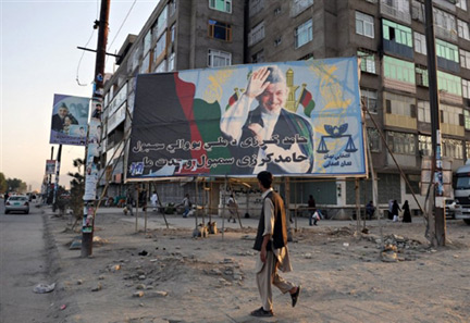 Affiche électorale d'Hamid Karzaï à Kaboul, le 6 septembre 2009.(Photo : SHAH Marai/AFP)