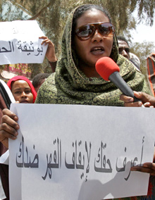 <p>Loubna Ahmed al-Hussein porte une affiche : «&nbsp;Connaissez vos droits&nbsp;», le 7&nbsp;septembre&nbsp;2009.</p>(Photo : Reuters)