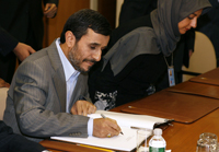 Le président iranien Mahmoud Ahmadinejad&nbsp;(g), signe un livre d’or lors de la 64<sup>ème</sup>&nbsp;Assemblée générale des Nations unies à New York, le 25&nbsp;septembre 2009.(Photo : Reuters)