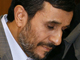 Le président iranien Mahmoud Ahmadinejad&nbsp;(g), signe un livre d’or lors de la 64<sup>ème</sup>&nbsp;Assemblée générale des Nations unies à New York, le 25&nbsp;septembre 2009.(Photo : Reuters)