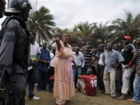 Des gendarmes gabonais bloquent le passage à des supporters du candidat de l'opposition Pierre Mamboundou, le 2 septembre à Libreville.(Photo : Issouf Sanogo/AFP)