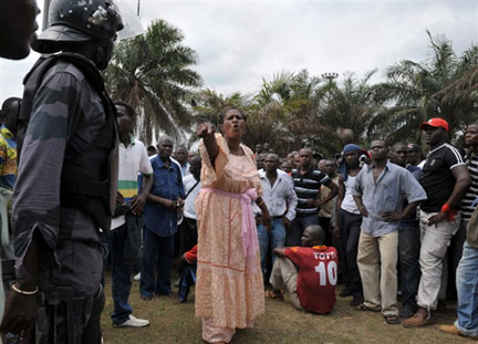 Des gendarmes gabonais bloquent le passage à des supporters du candidat de l'opposition Pierre Mamboundou, le 2 septembre à Libreville. 

		(Photo : Issouf Sanogo/AFP)