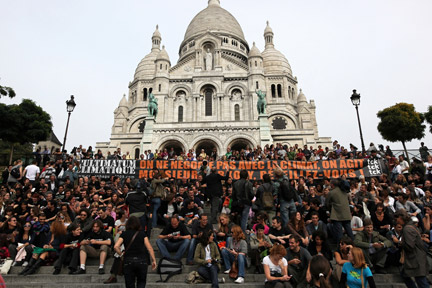 Plusieurs centaines de personnes ont fait sonner leur téléphone, lundi 21 septembre 2009, à 12H18, sur la butte Montmartre, à Paris, pour «&nbsp;réveiller&nbsp;» les politiques, à la veille d'un sommet de l'ONU sur le climat, à New York.© WWF/Martin LEERS 2009