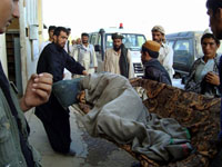 Une victime du raid aérien de l'Otan visant un camion-citerne dérobé par des talibans est transportée à l'hôpital de Kunduz, le 4 septembre.(Photo : AFP)