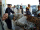 Une victime du raid aérien de l'Otan visant un camion-citerne dérobé par des talibans est transportée à l'hôpital de Kunduz, le 4 septembre.(Photo : AFP)