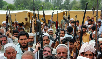 La population de la vallée de Swat au Pakistan prend les armes pour chasser elle-même les talibans.(Photo : Fayaz Zafar / AFP)