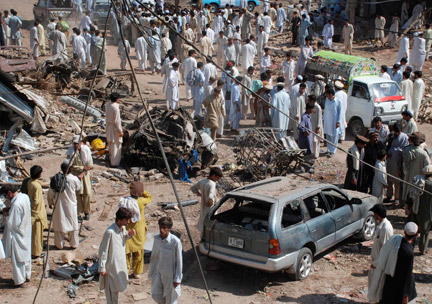 L'attentat-suicide à la voiture piégée a fait au moins 30 morts et plus de 50 blessés, sur un marché à Ustarzai, près de la ville de garnison de Kohat, le 18 septembre 2009.(Photo : Reuters)