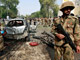 Des soldats pakistanais gardant le site où a explosé une voiture piégée, dans la ville de Peshawar, le 26 septembre 2009.(Photo : Reuters)