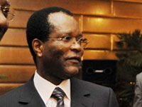 Le gouverneur de la BEAC (Banque des Etats d’Afrique centrale), Philibert Andzembé, à Abidjan, en décembre 2008.(Photo : Kambou Sia/AFP)