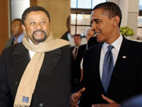 Le président de la Commission de l'Union africaine, le Gabonais Jean Ping (g) et le président américain, Barack Obama.(Photos : AFP et Reuters / Montage : RFI)