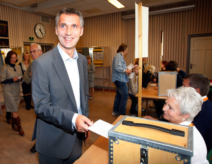 Le Premier ministre travailliste Jens Stoltenberg (c) dans un bureau de vote à Oslo, le 13 septembre 2009.(Photo : Lise Aaserud/Reuters)