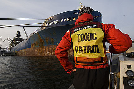 Un activiste de la "brigade toxique" de Greenpeace face au Probo Koala, ici en Estonie en 2006, quelques jours après le déchargement des déchets toxiques à Abidjan.(© Greenpeace / Åslund - source : wwww.greenpeace.org)