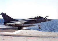 Rafale M02 lors d'un catapultage sur le porte-avion Charles-de-Gaulle.(Photo : J.P. Thiery)