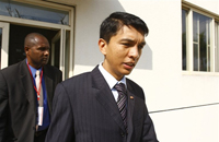 Le chef de la transition malgache Andry Rajoelina à sa sortie du centre Joachim Chissano, le 6 août 2009.(Photo : Carlos Litulo / AFP)