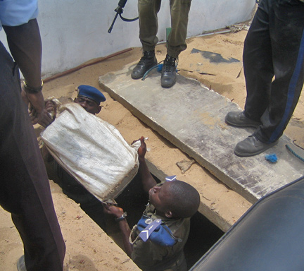 Saisie de cocaïne à Nianing, au Sénégal en 2007. (Photo : Christophe Champin / RFI)