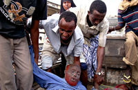Un homme est emmené d’urgence à l’hôpital après le double attentat à Mogadiscio, ce 17 septembre 2009.(Photo : Mustafa Abdi/AFP)